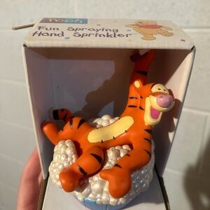 Tigger Fun Spraying Hand Sprinkler - Orange